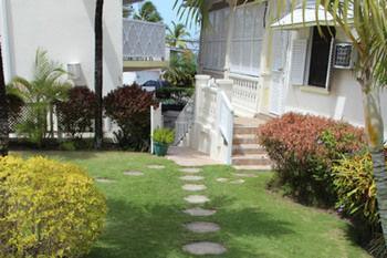 Southern Surf Beach Apartments Rockley Bagian luar foto