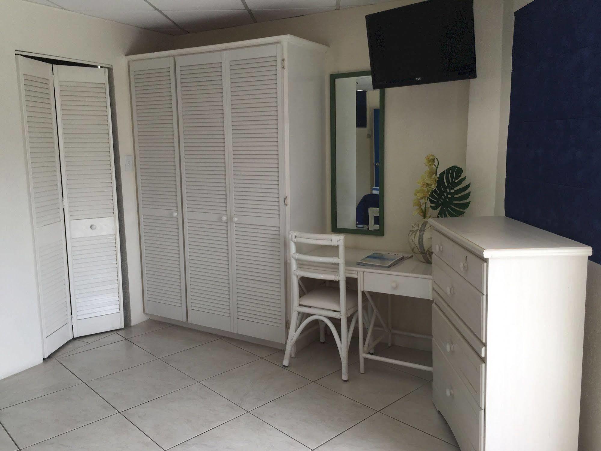 Southern Surf Beach Apartments Rockley Bagian luar foto